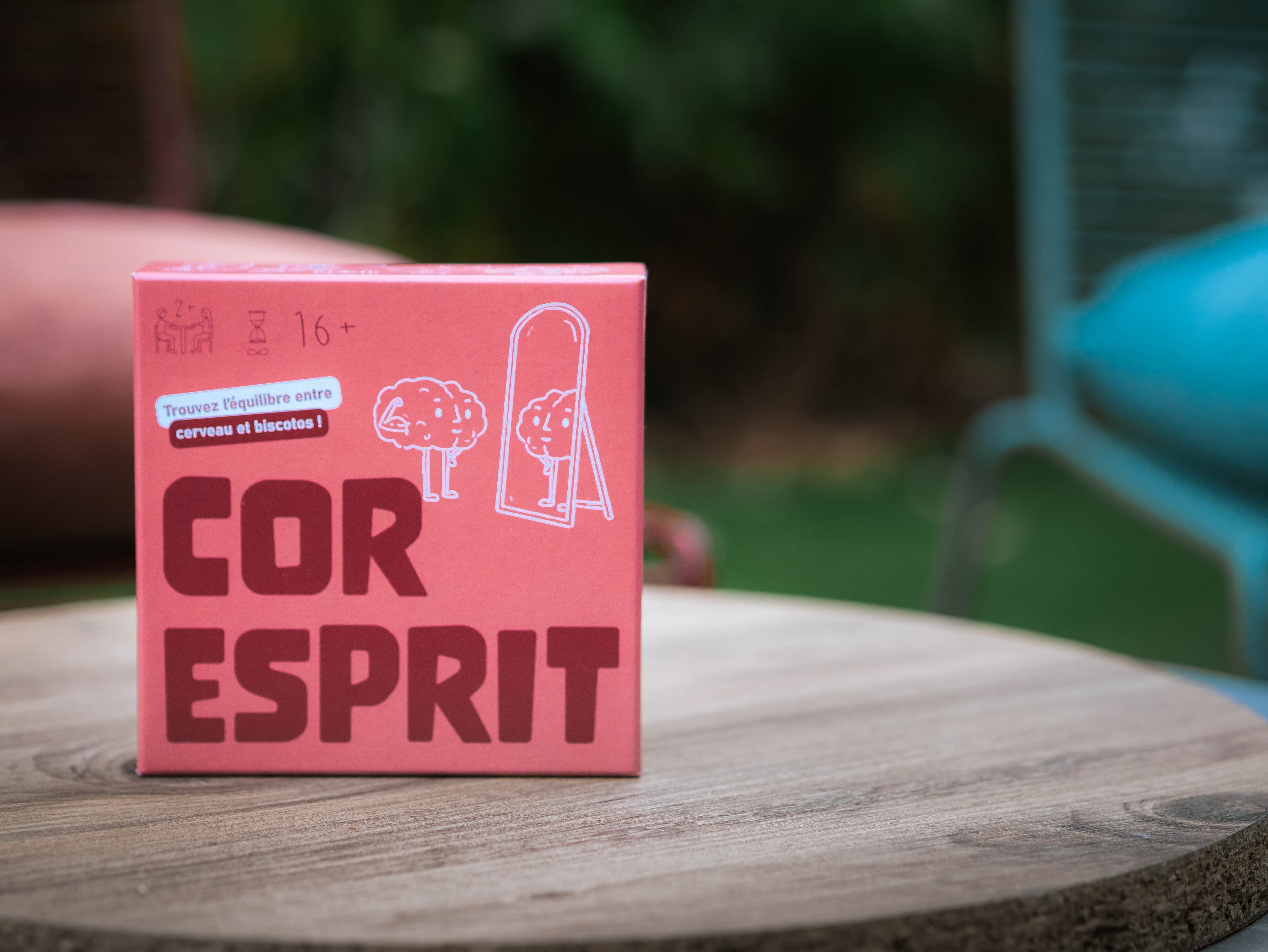 La boîte du jeu de cartes Atélatoi Cor & Esprit, posée sur une table